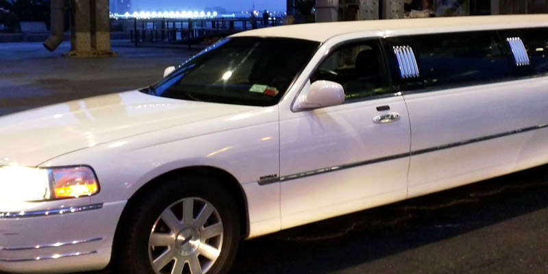 Hinckley Lincoln Town Limo Hire